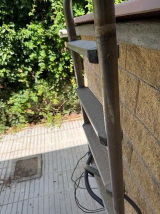 Escalera piscina metal y plástico