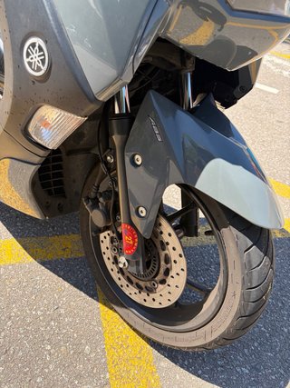 Yamaha NMAX 125 gris, moto scooter