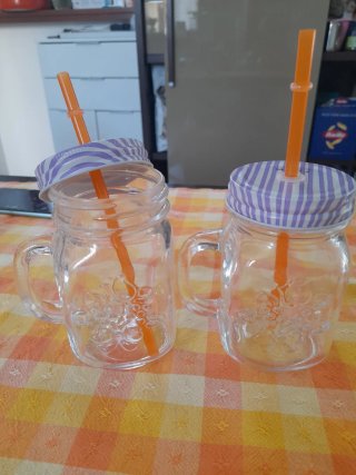 Tazze Thun in vetro con coperchio e cannuccia
