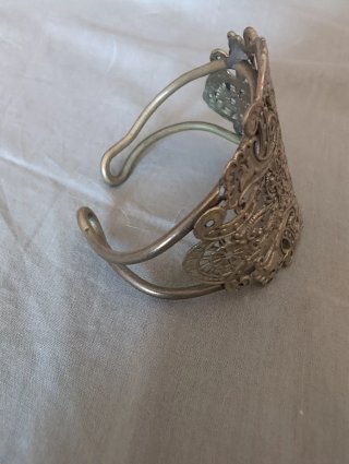 Pulsera dorada con diseño calado