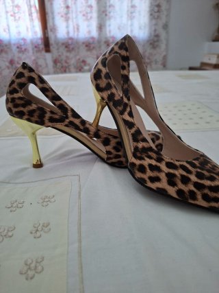 Zapatos de tacón con estampado de leopardo