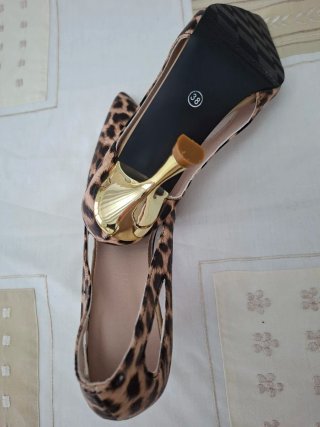 Zapatos de tacón con estampado de leopardo