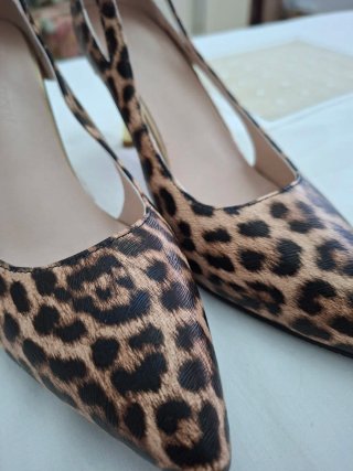 Zapatos de tacón con estampado de leopardo