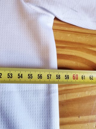 Camiseta deportiva azul y blanca