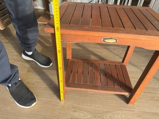 Tavolino in legno marrone