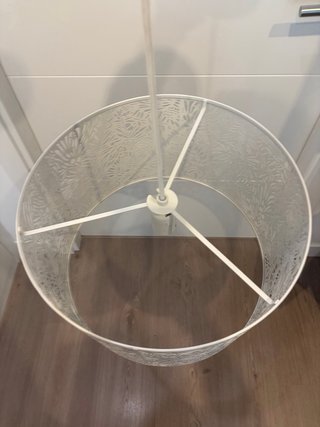 Lámpara de techo blanca con diseño calado