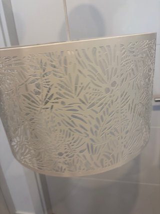 Lámpara de techo blanca con diseño calado