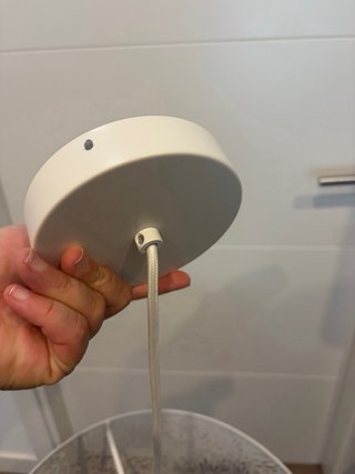 Lámpara de techo blanca con diseño calado