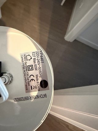 Lámpara de techo blanca con diseño calado