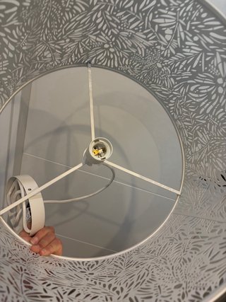 Lámpara de techo blanca con diseño calado