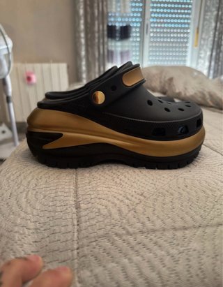Crocs Negro y Dorado Nuevas