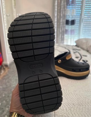 Crocs Negro y Dorado Nuevas