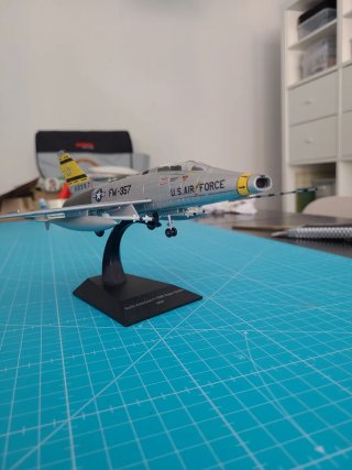 Miniatura F-100D Super Sabre USA