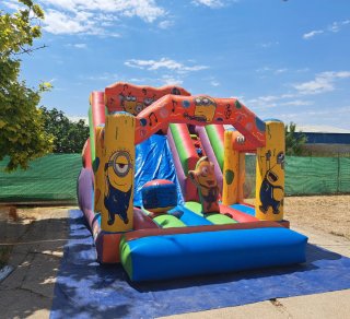 Alquiler. Castillo hinchable grande Minions