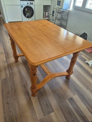 Mesa de comedor de madera