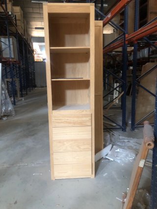 Vitrina de madera con 5 cajones