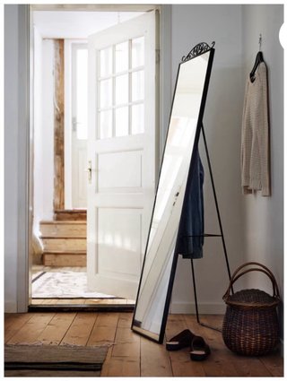 Modelo: KARMSUND.  Espejo de pie Ikea negro.