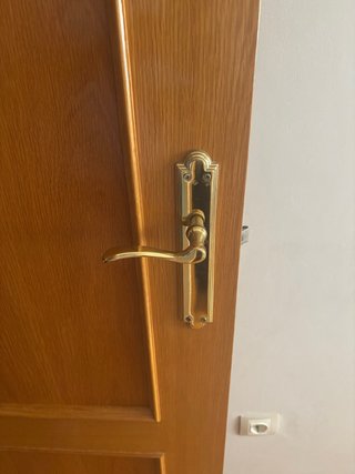 Puerta de paso Roble con manilla dorada