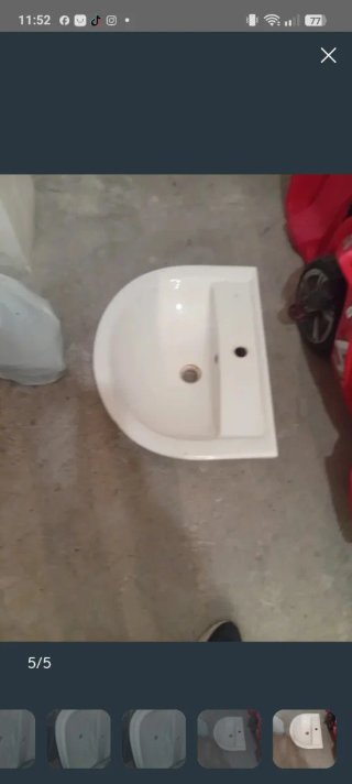 Lavamanos de pared blanco