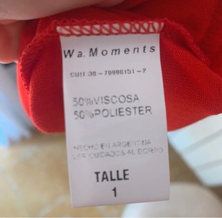 Camiseta roja sin mangas con volantes