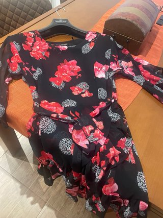 Vestido Guess floral negro y rojo