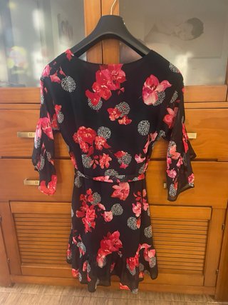 Vestido Guess floral negro y rojo