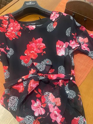 Vestido Guess floral negro y rojo
