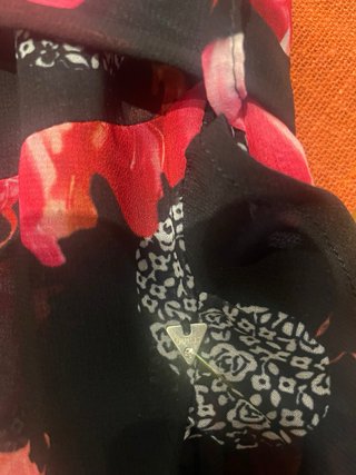 Vestido Guess floral negro y rojo