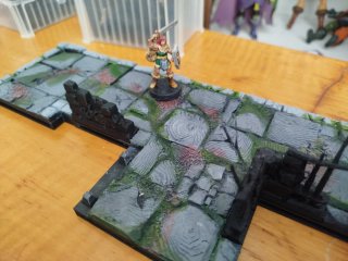 Tablero modular HeroQuest y miniaturas