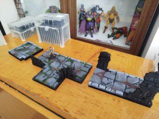 Tablero modular HeroQuest y miniaturas