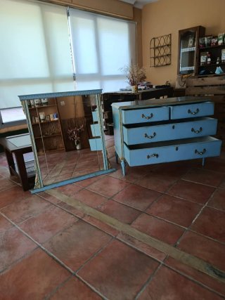 Cómoda colonial restaurada azul y pan de oro
