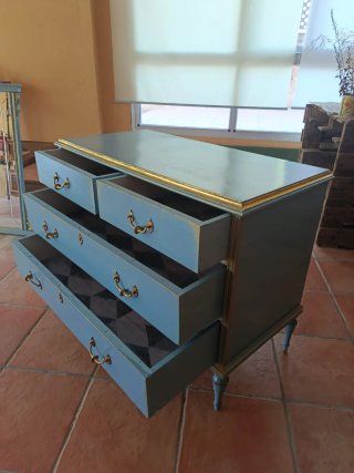 Cómoda colonial restaurada azul y pan de oro
