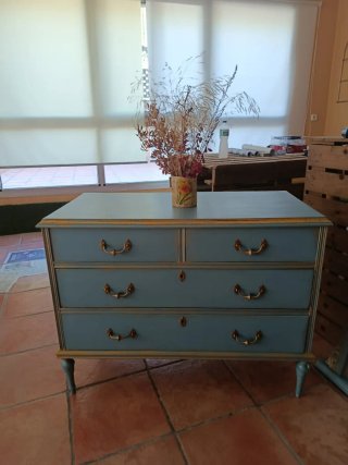Cómoda colonial restaurada azul y pan de oro