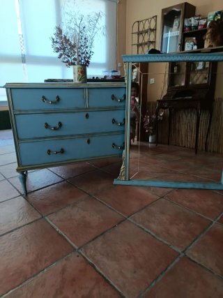 Cómoda colonial restaurada azul y pan de oro