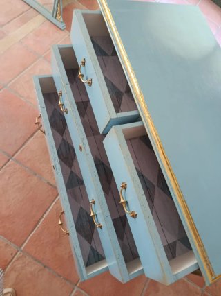 Cómoda colonial restaurada azul y pan de oro