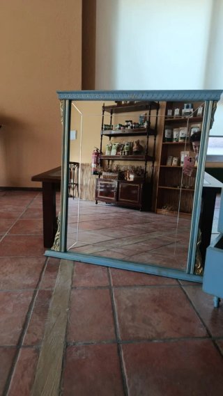 Cómoda colonial restaurada azul y pan de oro