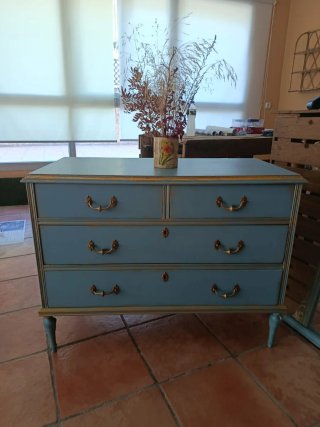 Cómoda colonial restaurada azul y pan de oro