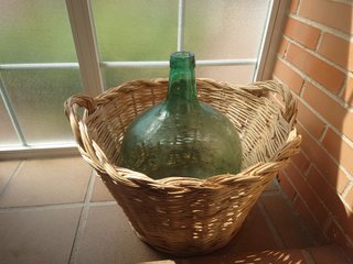 Cesta grande y damajuana antiguas