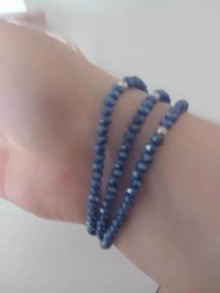 Pulsera de cuentas azul con perla y pompón