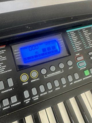 Teclado electrónico con soporte y banqueta
