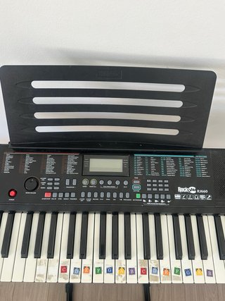 Teclado electrónico con soporte y banqueta