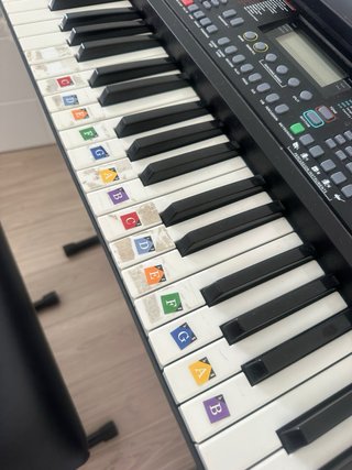 Teclado electrónico con soporte y banqueta