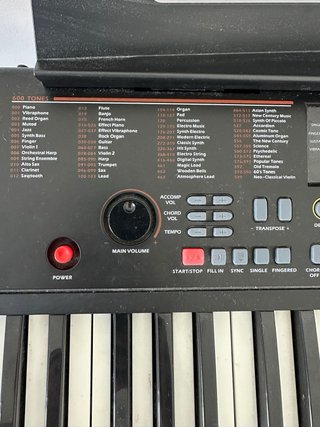 Teclado electrónico con soporte y banqueta