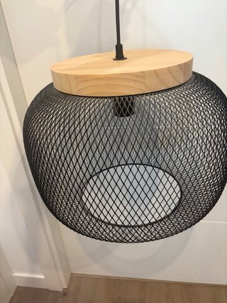 Lámpara de techo negra y madera. Metalica.