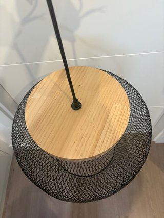 Lámpara de techo negra y madera. Metalica.