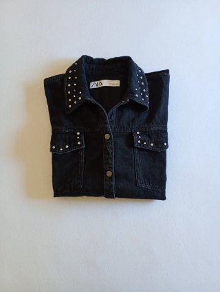 Chaqueta vaquera Zara con tachuelas Talla M