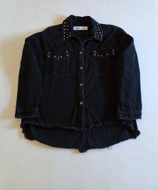 Chaqueta vaquera Zara con tachuelas Talla M