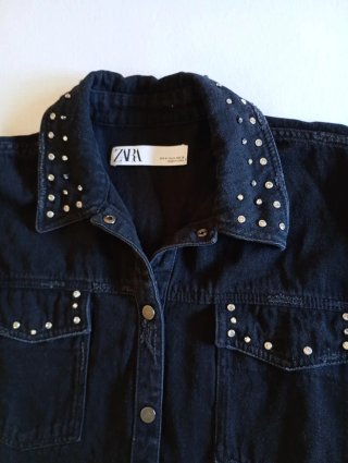 Chaqueta vaquera Zara con tachuelas Talla M