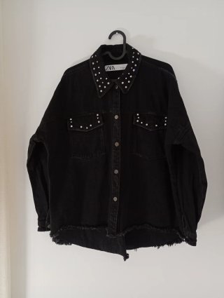 Chaqueta vaquera Zara con tachuelas Talla M
