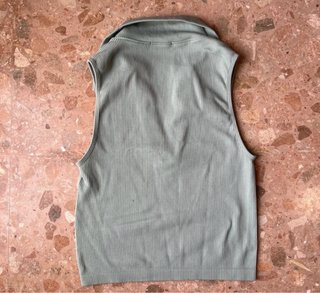 Top verde oliva escote pico sin mangas